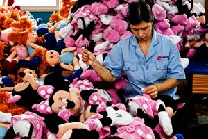 Handmatige productie van knuffels